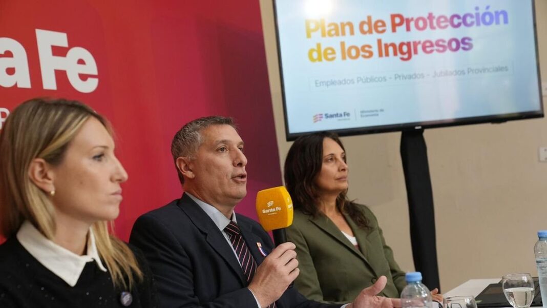 Personas realizando trámites en una oficina gubernamental de Santa Fe
