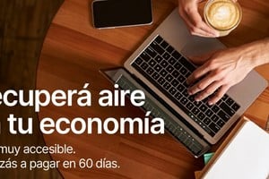 Persona usando una computadora con el sitio web del Banco Santa Fe abierto