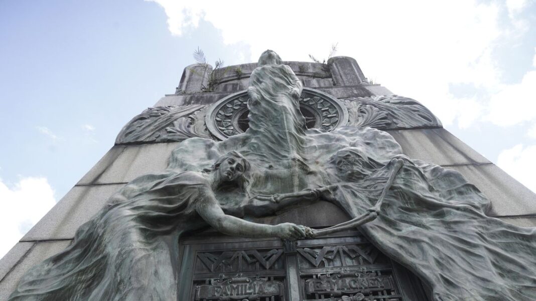 Cementerio El Salvador de Rosario con proyección cinematográfica nocturna