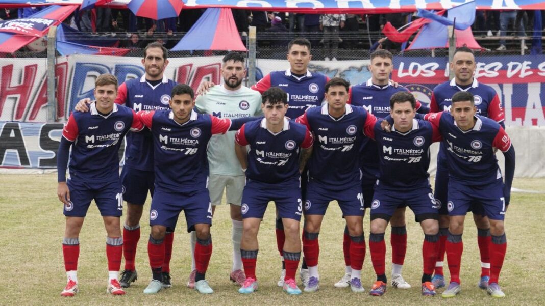 Partido de fútbol de la Primera C entre Central Córdoba y Central Ballester en el estadio Gabino Sosa