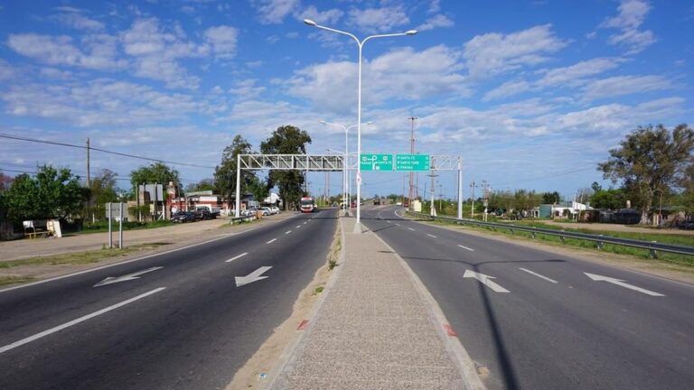 Obreros realizando tareas de bacheo en una ruta nacional de Santa Fe