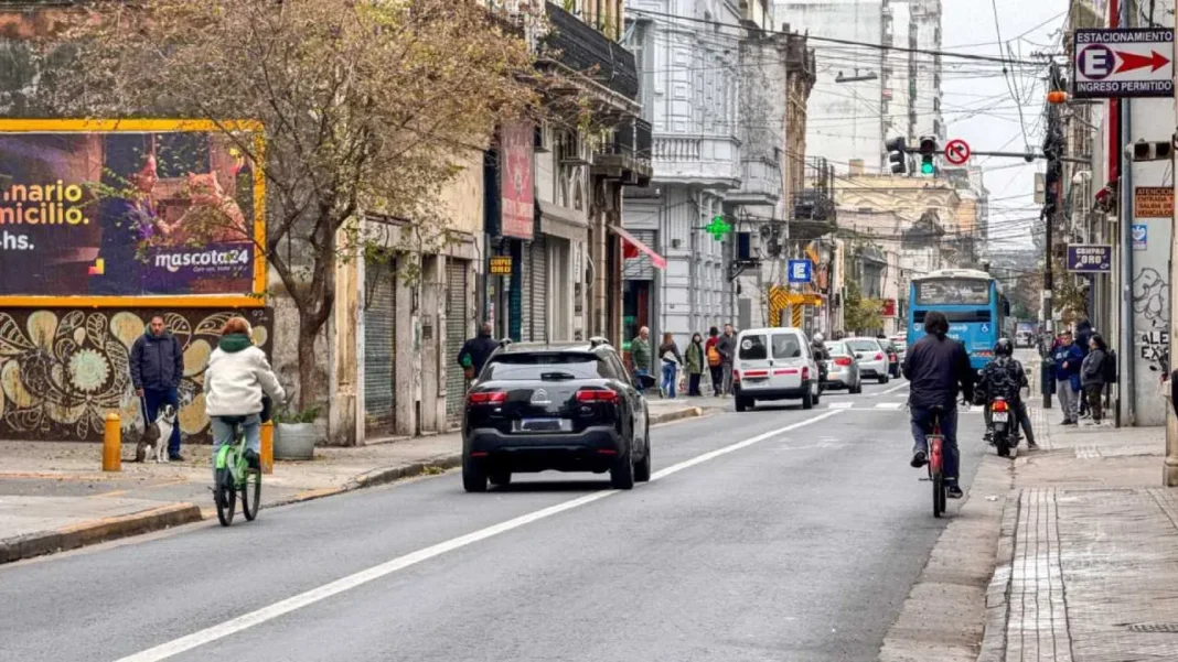 Calle con carril exclusivo para transporte público en Rosario