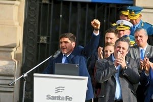 Autoridades provinciales y municipales durante el acto por el 25 de Mayo en la ciudad de Santa Fe