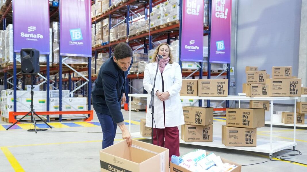 Caja de medicamentos vacía del Plan Remediar mostrada por el gobernador Pullaro en el acto de distribución