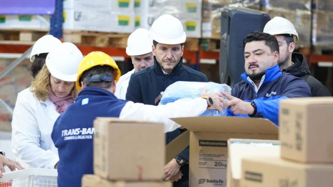 Gobernador Maximiliano Pullaro durante el acto de presentación del nuevo sistema de distribución de medicamentos en Funes