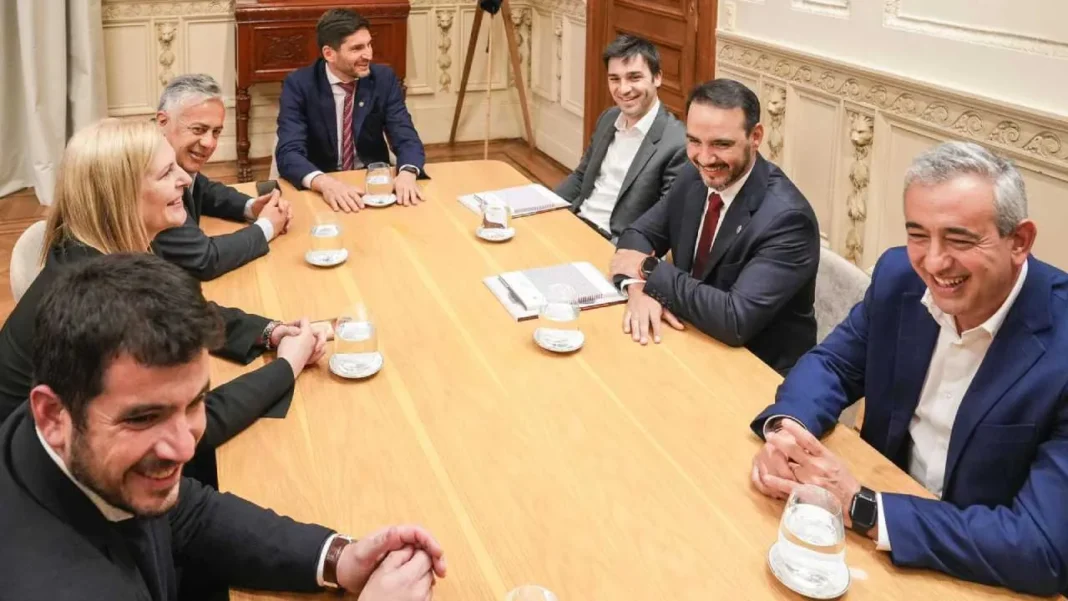 Gobernador Maximiliano Pullaro reunido con gobernadores de Mendoza, Chubut y Corrientes en Rosario