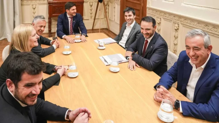 Gobernador Maximiliano Pullaro reunido con gobernadores de Mendoza, Chubut y Corrientes en Rosario