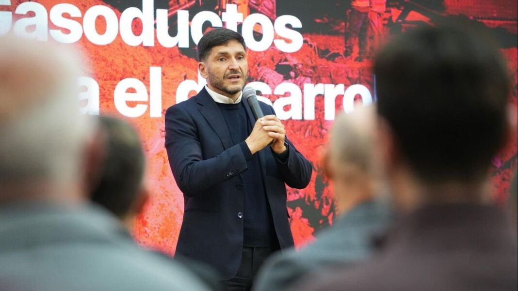 Gobernador Maximiliano Pullaro durante la apertura de sobres de licitación de gasoductos en Rosario