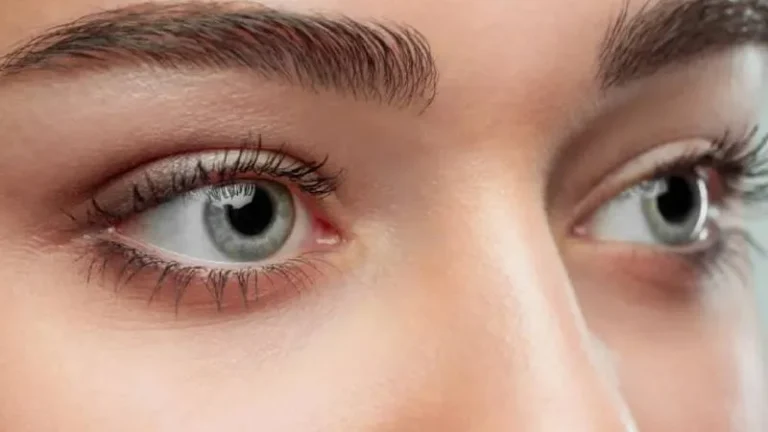 Persona desviando la mirada durante una conversación, gesto de lenguaje corporal
