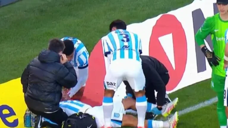 Alan Forneris lesionado en el campo de juego durante el partido ante Estudiantes