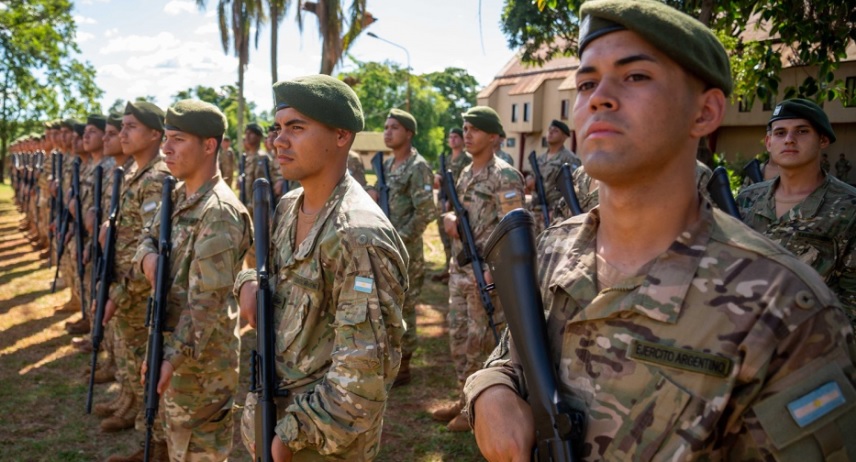 Soldados en formación militar durante maniobras de alistamiento