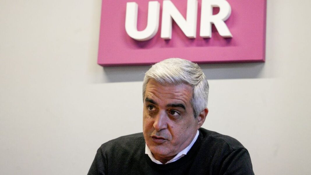 Franco Bartolacci, rector de la Universidad Nacional de Rosario, en conferencia de prensa