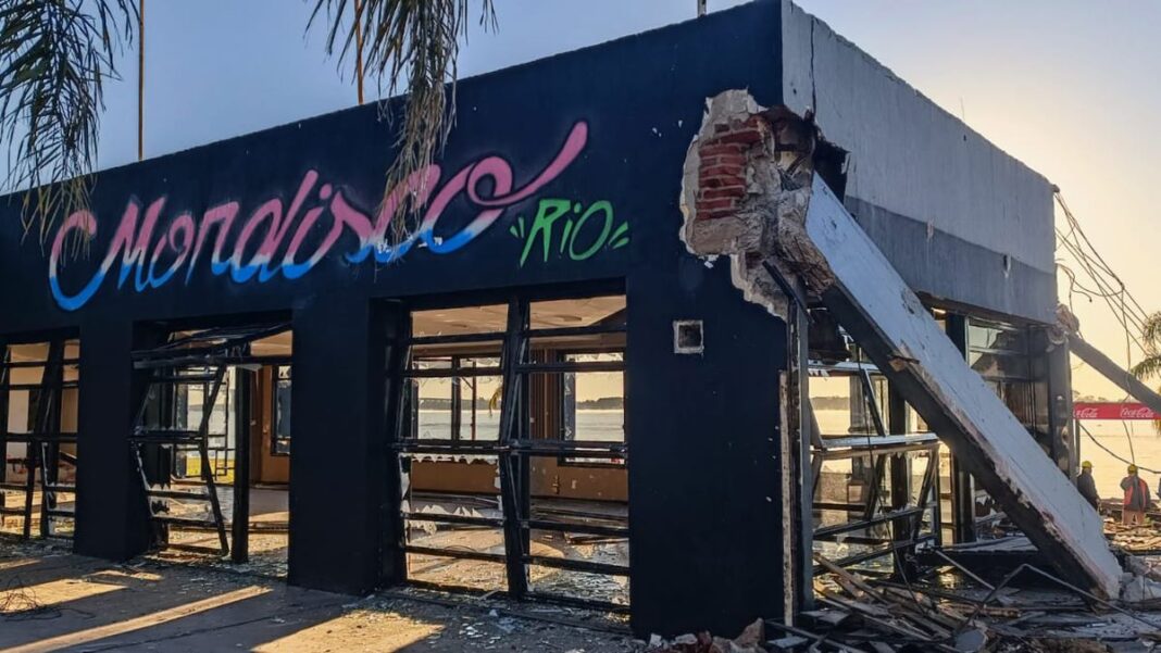Demolición de los bares Mordisco y Paradiso en la Rambla Catalunya de la costanera norte