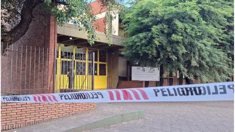 Fachada de la escuela de San Cristóbal donde ocurrió el asesinato