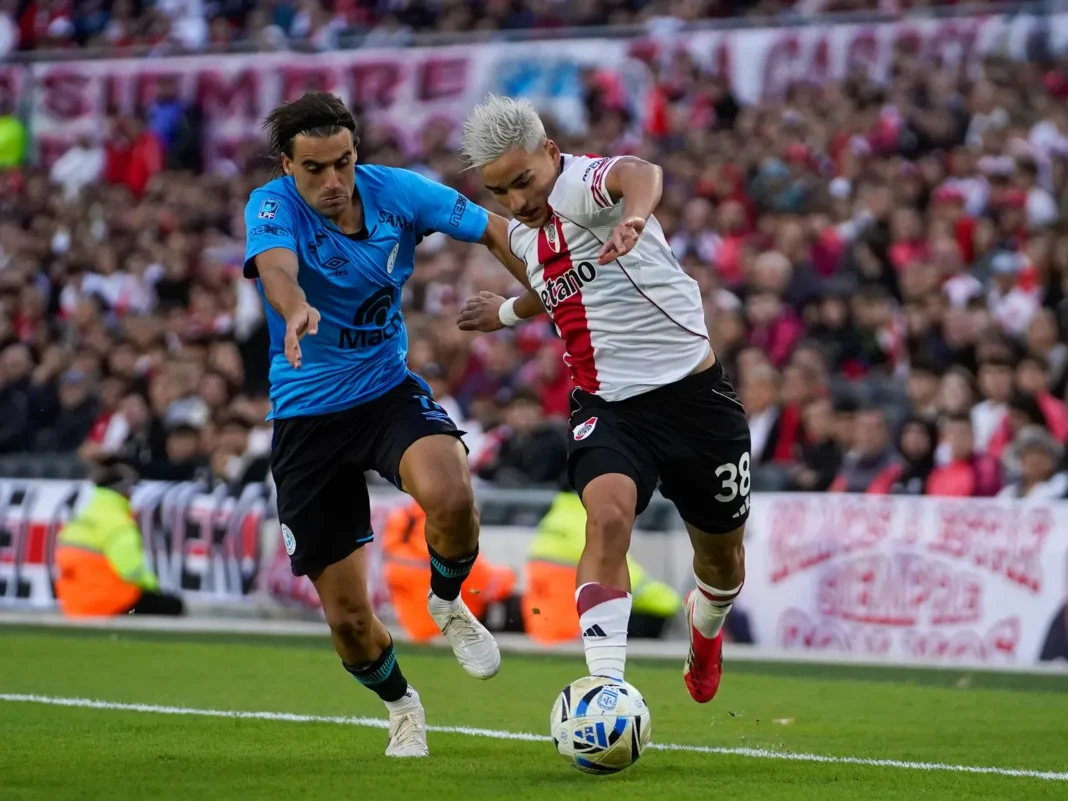 Estadio Mario Alberto Kempes de Córdoba durante un partido de fútbol