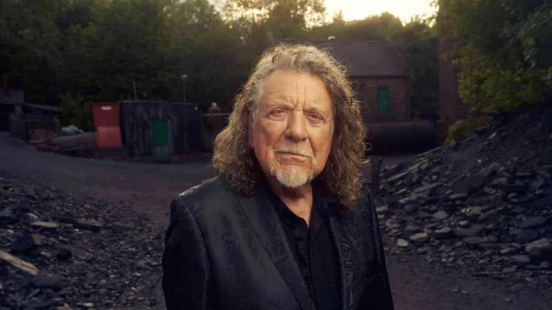 Robert Plant en el escenario durante su gira Rugido de Otoño