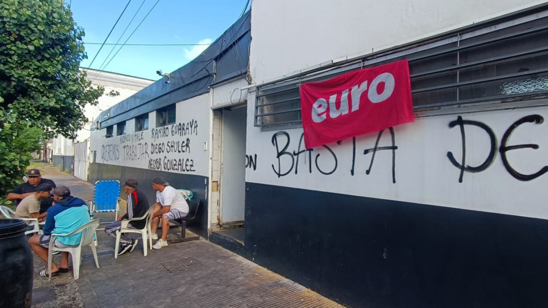 Trabajadores en la entrada del Frigorífico Euro en Villa Gobernador Gálvez
