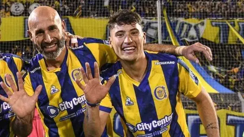Jugadores de Rosario Central saludan a la hinchada