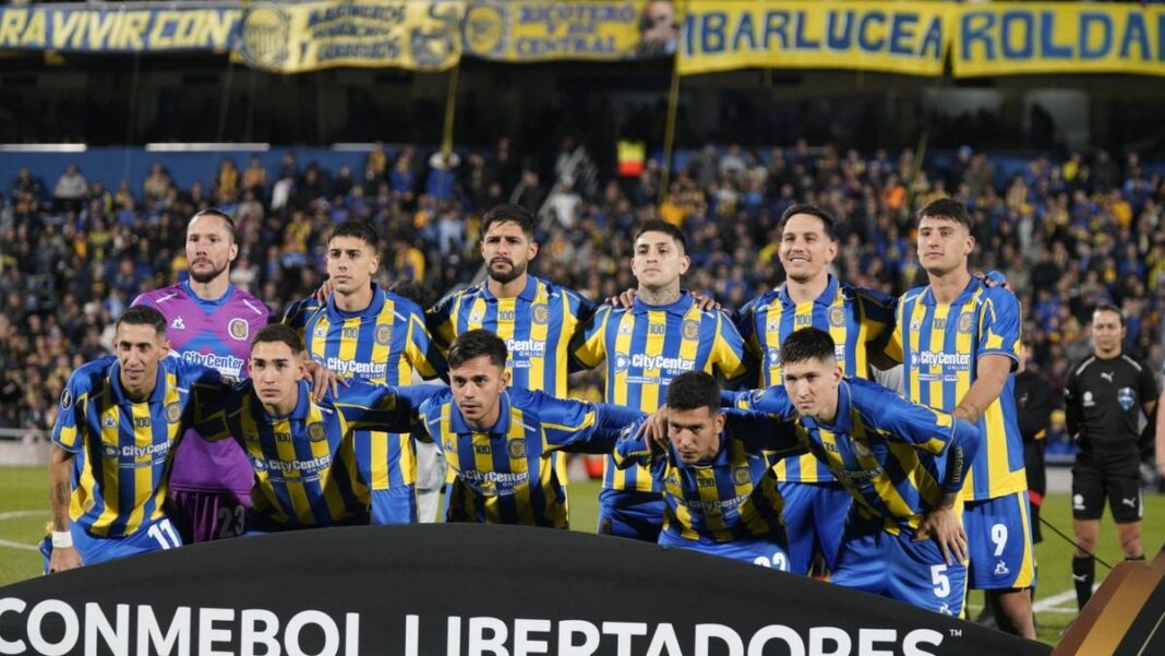 Escudo de Rosario Central y Corinthians en un campo de fútbol