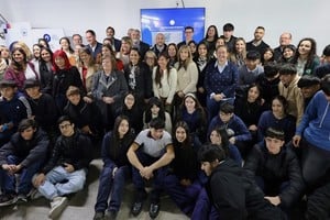 Estudiantes participando en un taller del programa De esto sí se habla en una escuela de Santa Fe