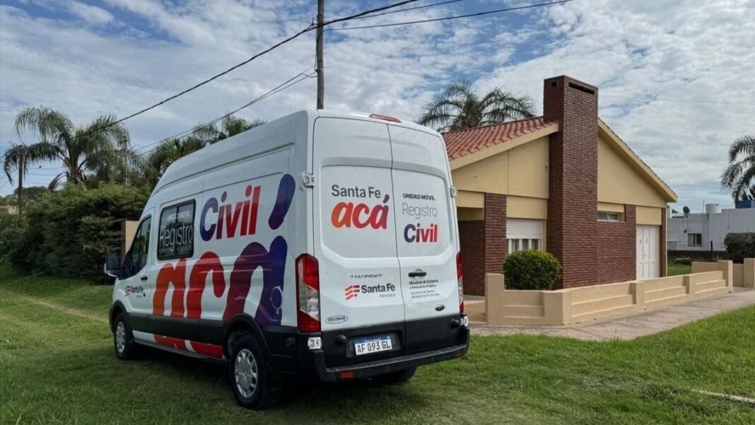 Persona realizando trámite de DNI en su domicilio con un agente del Registro Civil de Santa Fe