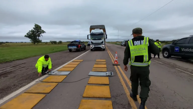 Operativo de control de cargas en ruta provincial de Santa Fe con camiones detenidos y personal de Vialidad