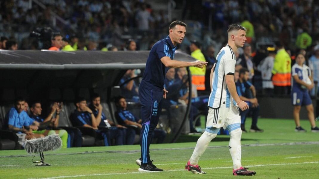 Lionel Scaloni sosteniendo la lista de convocados para el Mundial 2026