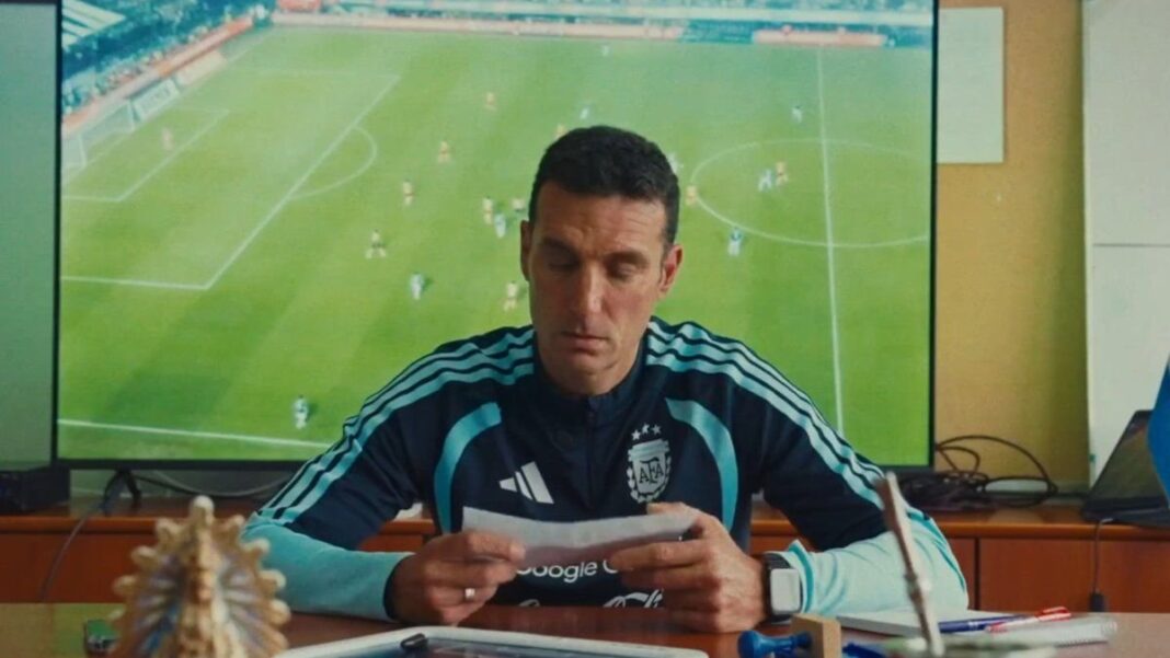Lionel Scaloni sosteniendo una lista de jugadores durante un anuncio oficial