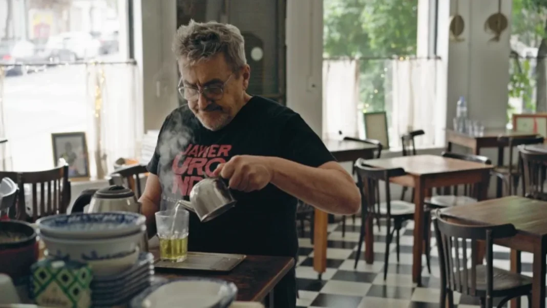 Escena del documental Jota Urondo, un cocinero impertinente con el chef Javier Urondo en su restaurante Urondo Bar