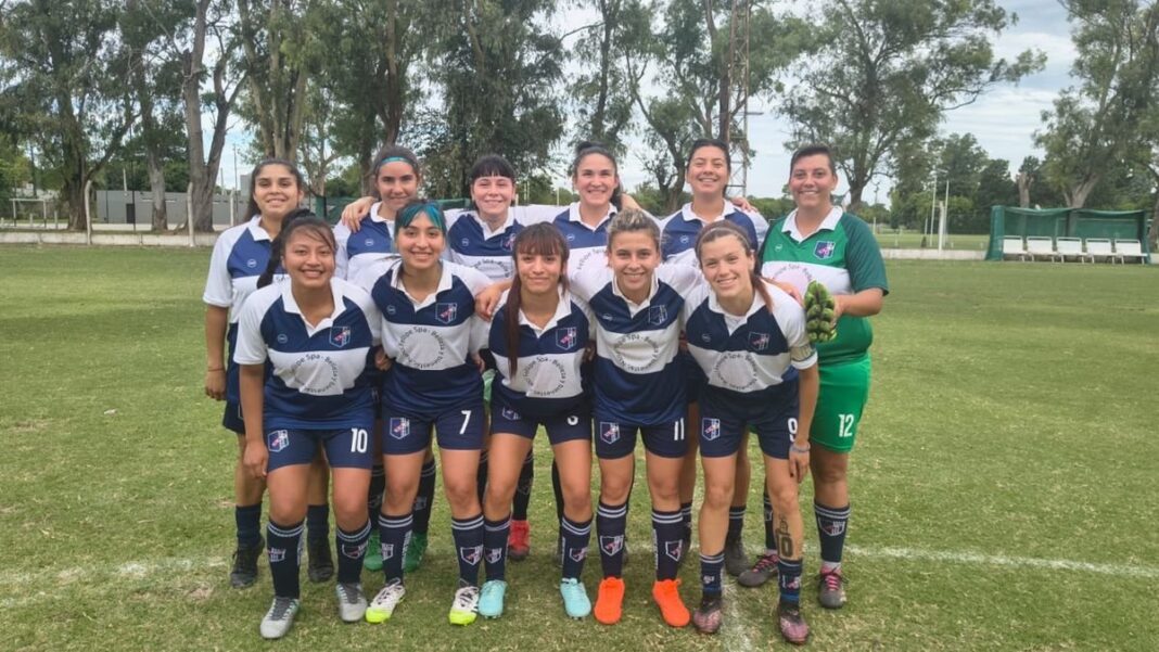 Solange Menotti con la camiseta de Mitre de Pérez