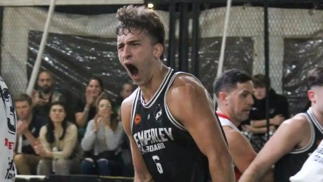 Partido de básquet entre Temperley y Olimpia en República de la Sexta