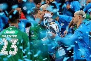 Thiago Cardozo celebrando el título con Belgrano
