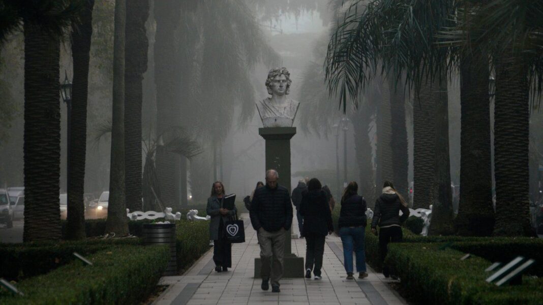 Vista de la ciudad de Rosario con neblina matinal