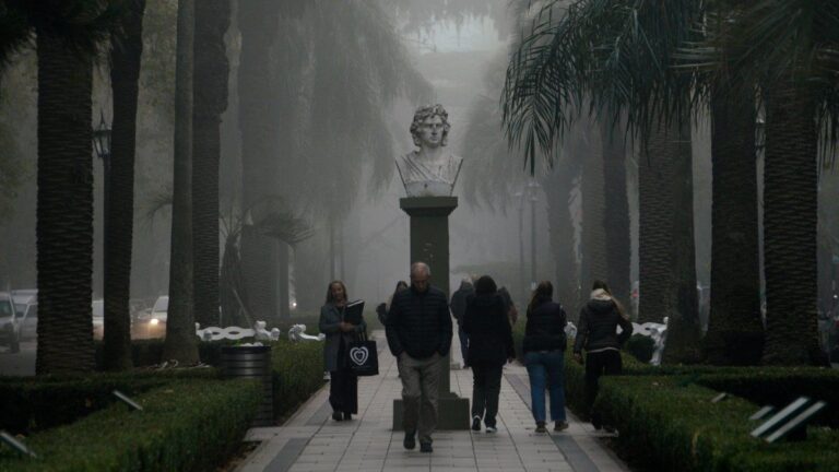 Vista de la ciudad de Rosario con neblina matinal