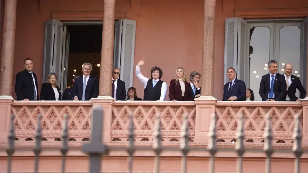 Presidente Javier Milei encabezando reunión de Gabinete en Casa Rosada
