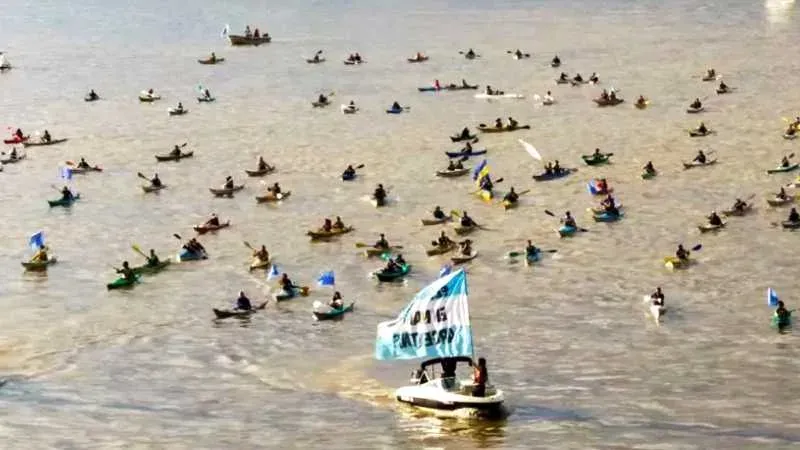 Embarcaciones en el río Paraná durante una travesía náutica en Pueblo Esther
