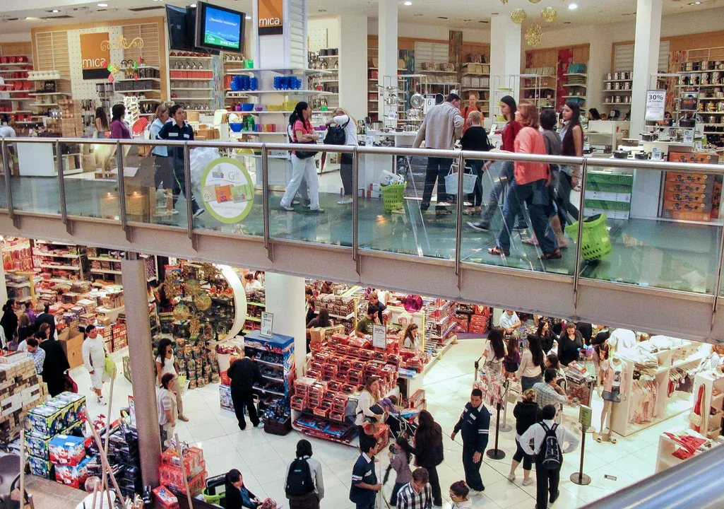 Góndolas de supermercado con productos