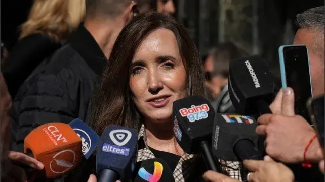 Victoria Villarruel saliendo de la Catedral de Rosario