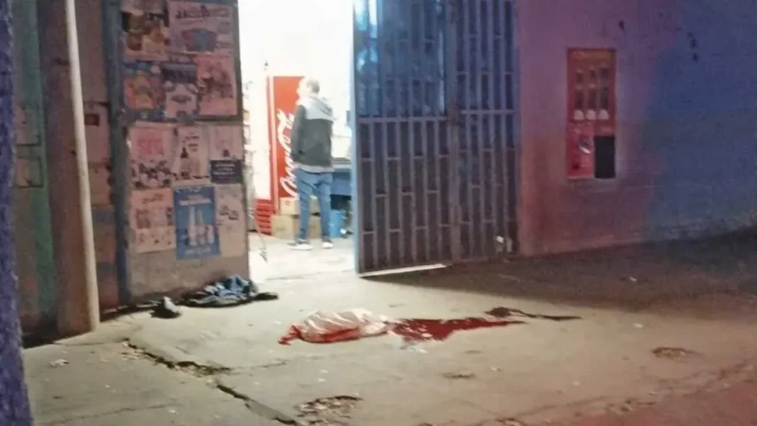 Efectivos policiales trabajan en la escena del ataque a un supermercado en la zona oeste de Santa Fe