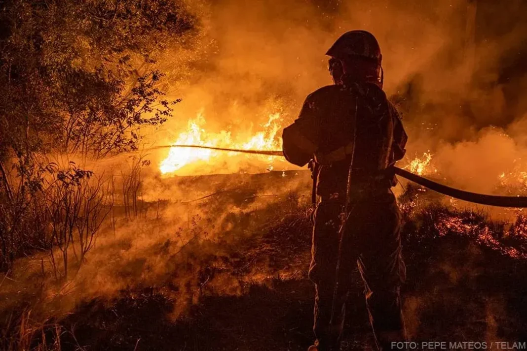 Bomberos voluntarios en formación con equipo de protección