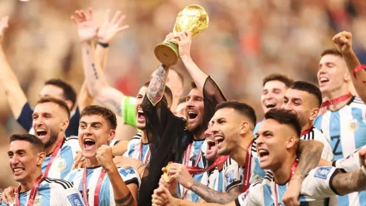 Aficionados argentinos con la camiseta de la Selección celebrando