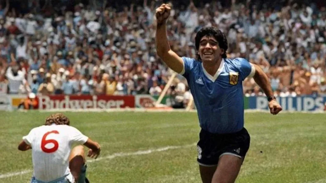 Diego Maradona con la camiseta de Argentina durante el partido contra Inglaterra en el Estadio Azteca, México 1986