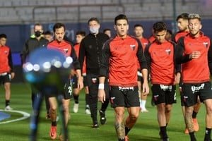 Jugadores de Colón celebrando el título tras vencer a Racing en el Estadio San Juan del Bicentenario