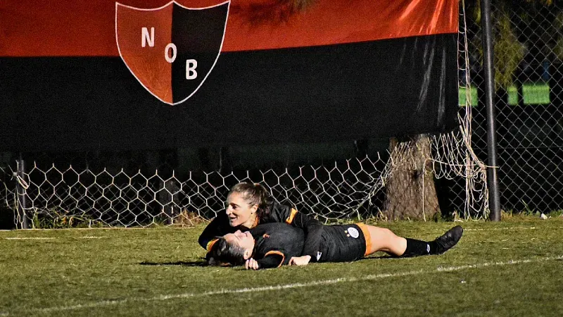 Jugadoras de Adiur celebrando tras el gol de Emilia Boccalini ante Newell’s