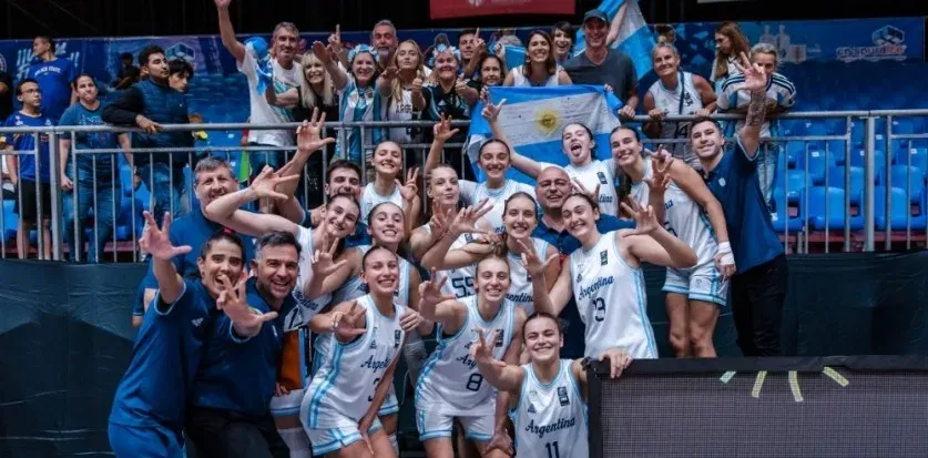 Jugadoras de la selección argentina femenina sub-18 celebran la medalla de bronce en la AmeriCup U18