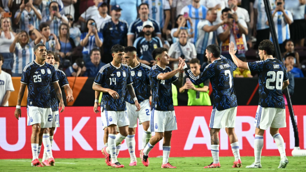 Jugadores de la selección argentina celebrando un gol