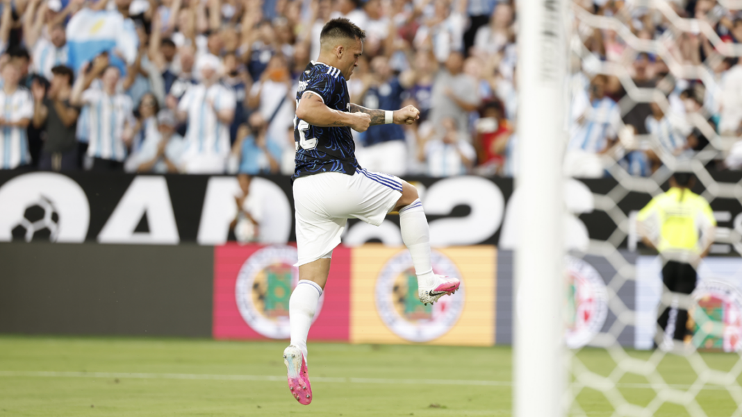 Jugadores de la selección argentina celebrando un gol contra Honduras en partido amistoso