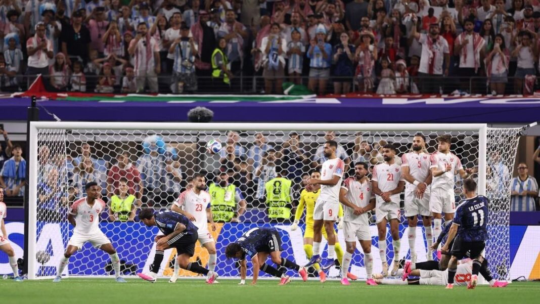 Jugadores de la selección argentina celebrando un gol durante el partido contra Jordania en Santa Fe