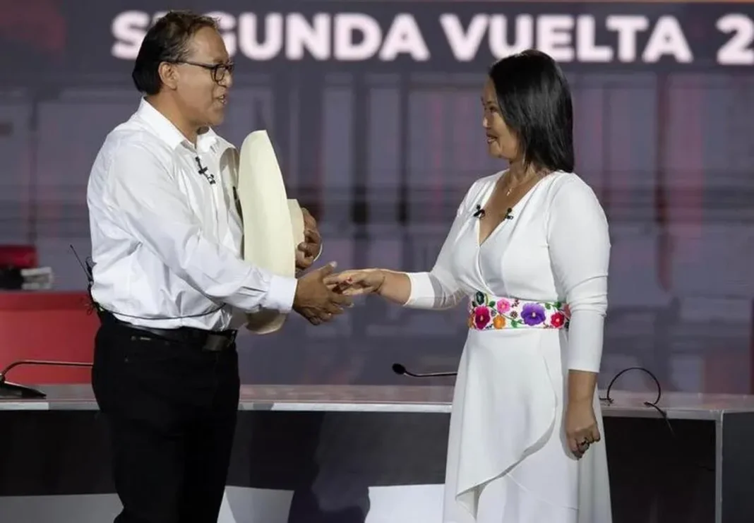 Urnas electorales en Perú durante el balotaje presidencial