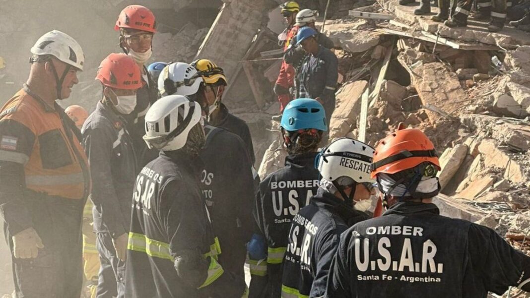 Bomberos de la Brigada USAR Arg 15 de Santa Fe en formación con equipo de rescate